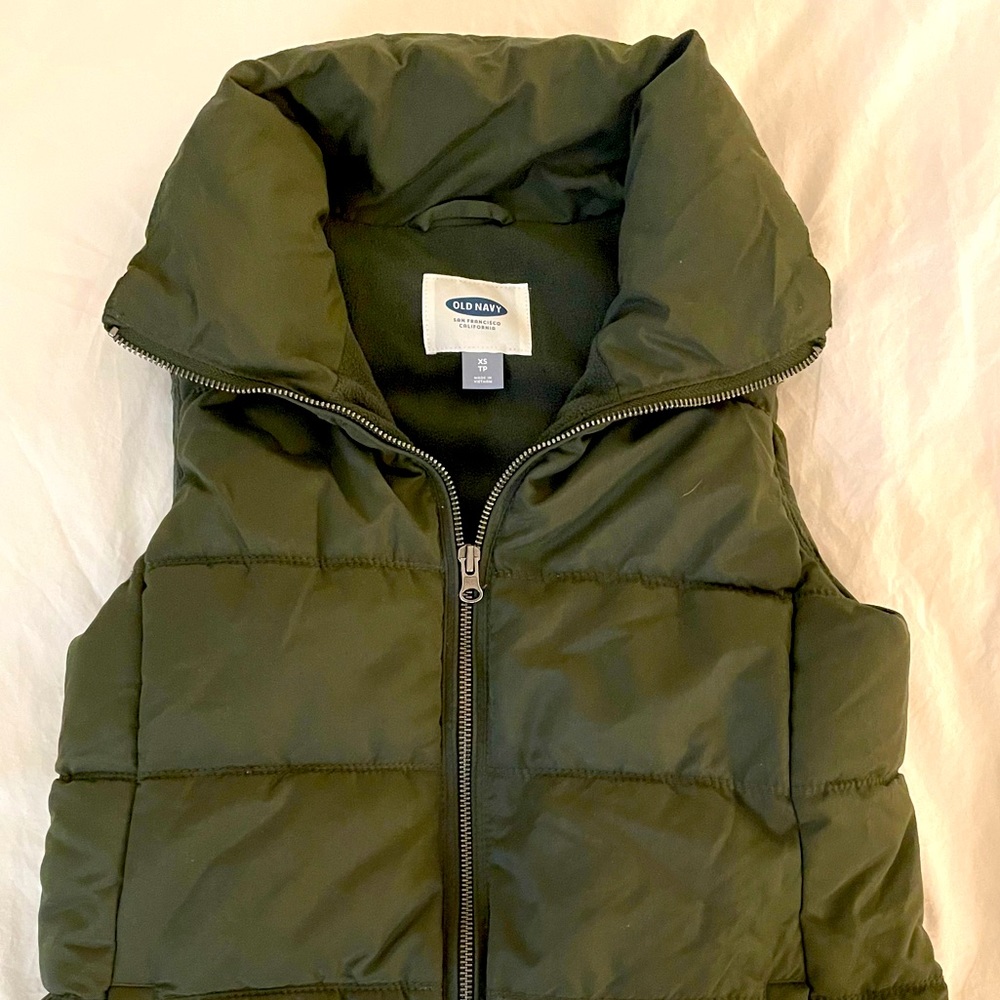 Old Navy olive puffer vest. Excellent condition.